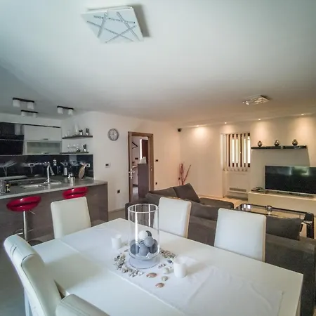 House Tos-vila With Heated Pool *