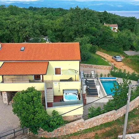House Tos-vila With Heated Pool Вилла