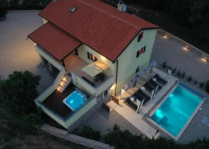House Tos-vila With Heated Pool