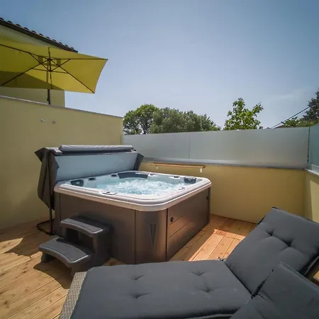 House Tos-vila With Heated Pool