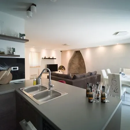 Villa House Tos-vila With Heated Pool