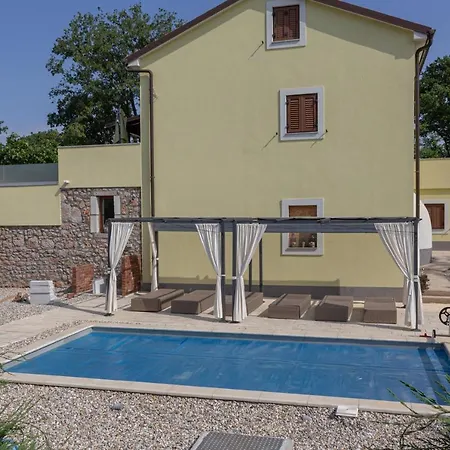 House Tos-vila With Heated Pool Villa