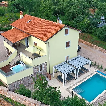 House Tos-vila With Heated Pool Villa