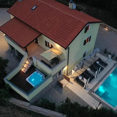 House Tos-vila With Heated Pool