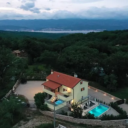 House Tos-vila With Heated Pool Villa